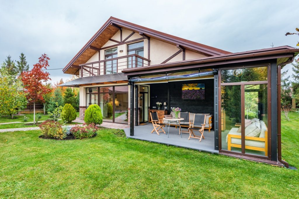 une maison avec une veranda