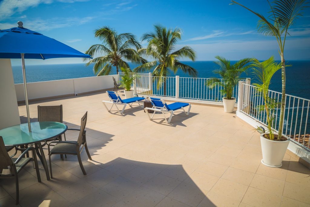 Un parasol rond sur une terrasse